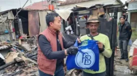 Keterangan foto : Kepala Lembaga Permasyarakatan (Kalapas) Indramayu, Beni Hidayat beserta jajaran menggunakan sepeeda motor mengunjungi Rumah warga di Blok Pasar Kulon Desa Segeran Lor, Kecamatan Juntinyuat, yang ludes di lalap api, Rabu (12/4/2023) sekitar pukul 20.30 WIB.