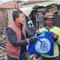 Keterangan foto : Kepala Lembaga Permasyarakatan (Kalapas) Indramayu, Beni Hidayat beserta jajaran menggunakan sepeeda motor mengunjungi Rumah warga di Blok Pasar Kulon Desa Segeran Lor, Kecamatan Juntinyuat, yang ludes di lalap api, Rabu (12/4/2023) sekitar pukul 20.30 WIB.