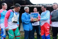 Keterangan foto : Kepala Lapas Narkotika Kelas IIA Gunung Sindur, Riko Stiven bersama jajaran pejabat struktural ikuti kegiatan Touring dan Bakti Sosial Peduli Pemasyarakatan Untuk Indonesia dalam rangka Hari Bakti Pemasyarakatan Ke-59 di Desa Cisadon, Jumat (14/04).