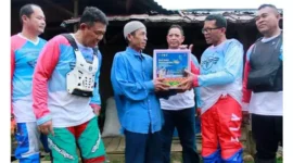 Keterangan foto : Kepala Lapas Narkotika Kelas IIA Gunung Sindur, Riko Stiven bersama jajaran pejabat struktural ikuti kegiatan Touring dan Bakti Sosial Peduli Pemasyarakatan Untuk Indonesia dalam rangka Hari Bakti Pemasyarakatan Ke-59 di Desa Cisadon, Jumat (14/04).