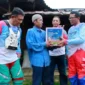 Keterangan foto : Kepala Lapas Narkotika Kelas IIA Gunung Sindur, Riko Stiven bersama jajaran pejabat struktural ikuti kegiatan Touring dan Bakti Sosial Peduli Pemasyarakatan Untuk Indonesia dalam rangka Hari Bakti Pemasyarakatan Ke-59 di Desa Cisadon, Jumat (14/04).