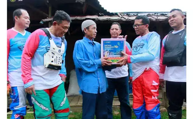 Keterangan foto : Kepala Lapas Narkotika Kelas IIA Gunung Sindur, Riko Stiven bersama jajaran pejabat struktural ikuti kegiatan Touring dan Bakti Sosial Peduli Pemasyarakatan Untuk Indonesia dalam rangka Hari Bakti Pemasyarakatan Ke-59 di Desa Cisadon, Jumat (14/04).