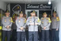 Keterangan foto : Kapolda Lampung Irjen Pol Helmy Santika S.H.,S.I.K.,M.Si mendampingi Wakapolri Komjen Pol Prof Dr Gatot Eddy Pramono M.Si.,memantau arus mudik di Pelabuhan Bakauheni Lampung Selatan, Rabu (19/4/2023).