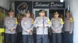 Keterangan foto : Kapolda Lampung Irjen Pol Helmy Santika S.H.,S.I.K.,M.Si mendampingi Wakapolri Komjen Pol Prof Dr Gatot Eddy Pramono M.Si.,memantau arus mudik di Pelabuhan Bakauheni Lampung Selatan, Rabu (19/4/2023).