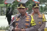 Keterangan foto : Kapolri Jenderal Polisi Listyo Sigit Prabowo didampingi oleh Kapolda Lampung Helmy Santika memantau langsung arus mudik di Pelabuhan Bakauheni, Lampung, Kamis (20/4/2023)