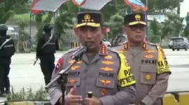 Keterangan foto : Kapolri Jenderal Polisi Listyo Sigit Prabowo didampingi oleh Kapolda Lampung Helmy Santika memantau langsung arus mudik di Pelabuhan Bakauheni, Lampung, Kamis (20/4/2023)
