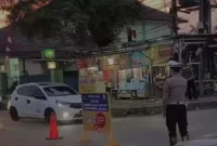 Keterangan foto : Personil Polres Lebak saat melakukan rekayasa lalu lintas di jalan raya Warunggunung-Pandeglang, Minggu (23/4/2023)