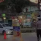 Keterangan foto : Personil Polres Lebak saat melakukan rekayasa lalu lintas di jalan raya Warunggunung-Pandeglang, Minggu (23/4/2023)