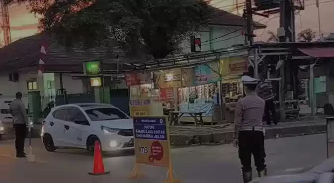 Keterangan foto : Personil Polres Lebak saat melakukan rekayasa lalu lintas di jalan raya Warunggunung-Pandeglang, Minggu (23/4/2023)