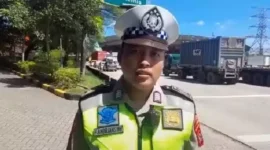 Keterangan foto : Personil Satlantas Polresta Tangerang saat pengamanan lalu lintas di Tol Cikupa, Kamis (27/4/2023)