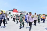 Keterangan foto : Panglima TNI dan Kapolri saat memantau arus mudik dan balik 2023 di Lampung, Minggu (30/4/2023)