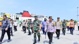 Keterangan foto : Panglima TNI dan Kapolri saat memantau arus mudik dan balik 2023 di Lampung, Minggu (30/4/2023)