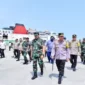 Keterangan foto : Panglima TNI dan Kapolri saat memantau arus mudik dan balik 2023 di Lampung, Minggu (30/4/2023)
