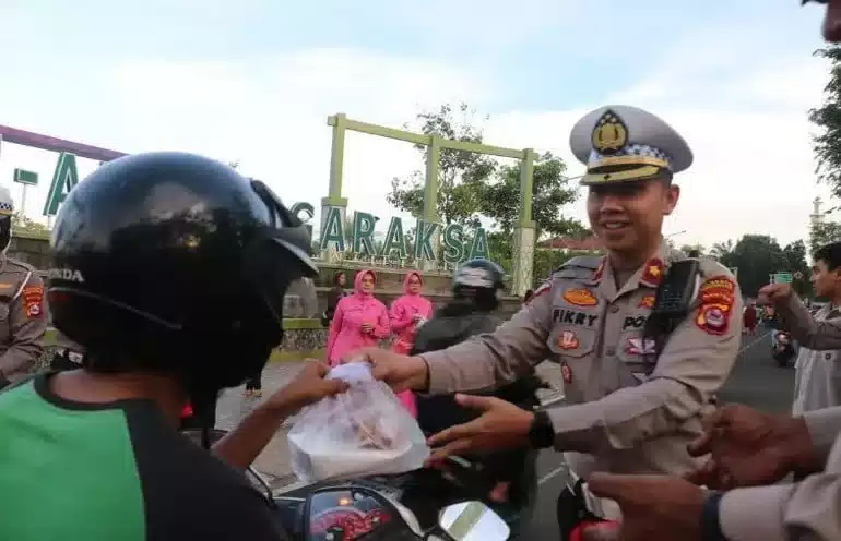 Satlantas Polresta Tangerang Berbagi Ratusan Takjil Ke Pengguna Jalan I Teras Media