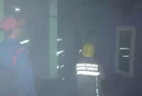 Foto : Petugas BPBD Kabupaten Tangerang Saat Melakukan Pemadaman Kebakaran pada Selasa Malam, (4/4).
