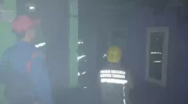 Foto : Petugas BPBD Kabupaten Tangerang Saat Melakukan Pemadaman Kebakaran pada Selasa Malam, (4/4).