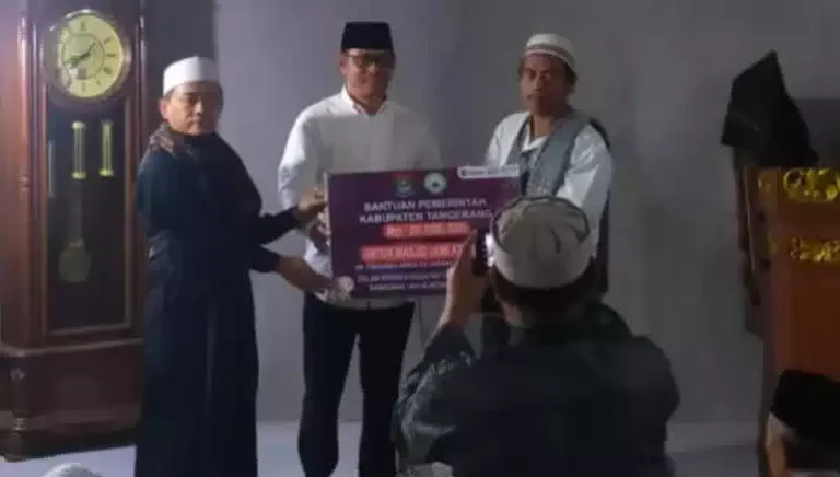 Foto: Camat Sepatan Mohamad Supriyatna saat salurkan dana keagamaan kepada DKM di Masjid Jami At-Taqwa Sarakan pada kegiatan tarawih Keliling. Rabu malam (5/4). Tarawih Keliling, Camat Sepatan Salurkan Dana Keagamaan Untuk Masjid I Teras Media