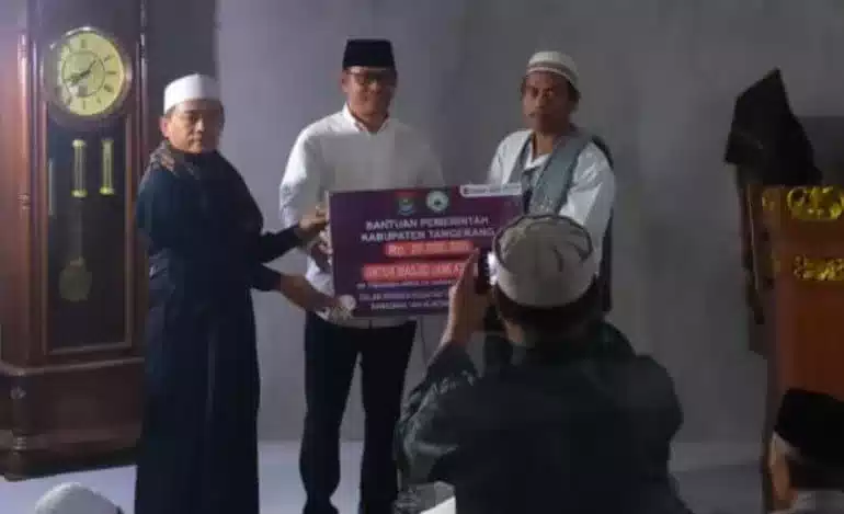 Tarawih Keliling, Camat Sepatan Salurkan Dana Keagamaan Untuk Masjid I Teras Media