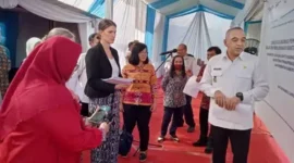 Bupati Tangerang A. Zaki Iskandar mengajak langsung delegasi Amerika Serikat tersebut berkeliling di pemukiman dan interaksi dengan masyarakat Desa Kayu Bongkok. Rabu, (5/4)