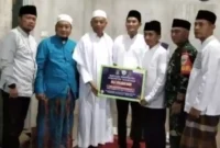 Camat Zamzam Serahkan Bantuan Keagamaan Kepada DKM Masjid pada Agenda Tarawih Keliling, Rabu Malam (5/4)