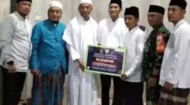 Camat Zamzam Serahkan Bantuan Keagamaan Kepada DKM Masjid pada Agenda Tarawih Keliling, Rabu Malam (5/4)