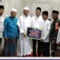 Camat Zamzam Serahkan Bantuan Keagamaan Kepada DKM Masjid pada Agenda Tarawih Keliling, Rabu Malam (5/4)
