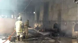Keterangan Foto: Petugas Pemadam Saat Sedang Melakukan Pendinginan di area kebakaran pabrik oil pada Kamis,(6/4).