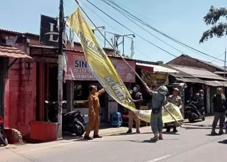 Pemerintah Kecamatan Pakuhaji Tertibkan Spanduk Liar Tak Berizin I Teras Media