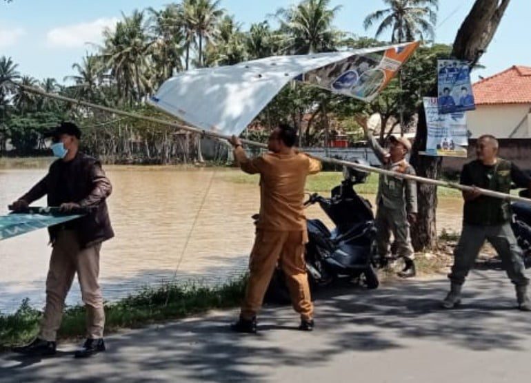 Pemerintah Kecamatan Pakuhaji Tertibkan Spanduk Liar Tak Berizin I Teras Media