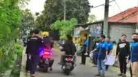 Karang Taruna Desa Boni Sari Bagi-Bagi Takjil Gratis di Depan Kantor Desa I Teras Media