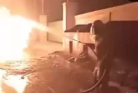 Foto : Petugas Damkar Saat Melakukan Pemadaman Kebakaran di Pabrik Gaga Pakuhaji Kabupaten Tangerang, Sabtu malam, (15/4).