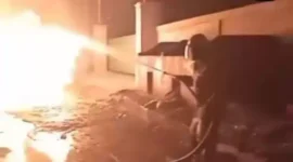 Foto : Petugas Damkar Saat Melakukan Pemadaman Kebakaran di Pabrik Gaga Pakuhaji Kabupaten Tangerang, Sabtu malam, (15/4).