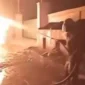 Foto : Petugas Damkar Saat Melakukan Pemadaman Kebakaran di Pabrik Gaga Pakuhaji Kabupaten Tangerang, Sabtu malam, (15/4).