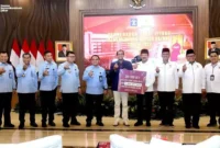 Keterangan foto : Penyerahan Zakat Keluarga Besar Kemenkumham Tahun 2023 kepada BAZNAS diserahkan langsung oleh Wakil Menteri Hukum dan HAM Eddy O.S. Hiraiej kepada Kepala BAZNAS dan didampingi Sekretaris Jenderal Kemenkumham R.I Andap Budhi Revianto, (Senin, 17/4/2023)