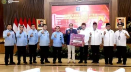 Keterangan foto : Penyerahan Zakat Keluarga Besar Kemenkumham Tahun 2023 kepada BAZNAS diserahkan langsung oleh Wakil Menteri Hukum dan HAM Eddy O.S. Hiraiej kepada Kepala BAZNAS dan didampingi Sekretaris Jenderal Kemenkumham R.I Andap Budhi Revianto, (Senin, 17/4/2023) 