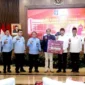 Keterangan foto : Penyerahan Zakat Keluarga Besar Kemenkumham Tahun 2023 kepada BAZNAS diserahkan langsung oleh Wakil Menteri Hukum dan HAM Eddy O.S. Hiraiej kepada Kepala BAZNAS dan didampingi Sekretaris Jenderal Kemenkumham R.I Andap Budhi Revianto, (Senin, 17/4/2023) 