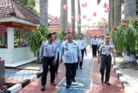 Kepala Kantor Wilayah Kementerian Hukum dan HAM Jawa Barat (Kakanwil Kemenkumham Jabar) R. Andika Dwi Prasetya bersama dengan Kepala Divisi Pemasyarakatan Kusnali melaksanakan monitoring pada Rumah Tahanan Kelas I Bandung (Selasa, 18/04/2023).