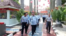 Kepala Kantor Wilayah Kementerian Hukum dan HAM Jawa Barat (Kakanwil Kemenkumham Jabar) R. Andika Dwi Prasetya bersama dengan Kepala Divisi Pemasyarakatan Kusnali melaksanakan monitoring pada Rumah Tahanan Kelas I Bandung (Selasa, 18/04/2023).