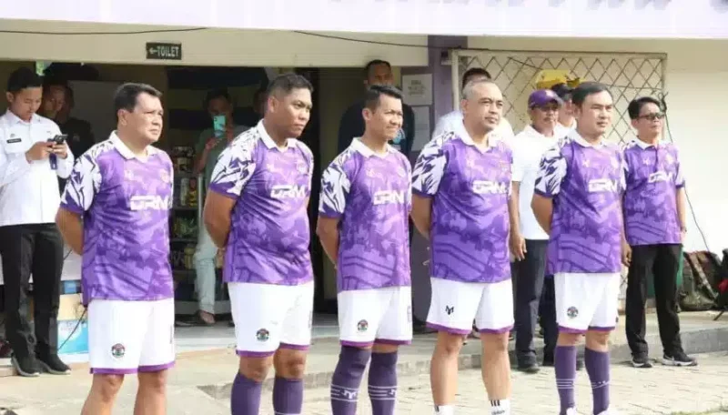 Bupati Tangerang Ahmed Zaki Iskandar bersama Wakil Bupati, Kapolresta Tangerang, Dandim 0510 Tigaraksa dan Sekda menggelar pertandingan sepakbola melawan buruh.