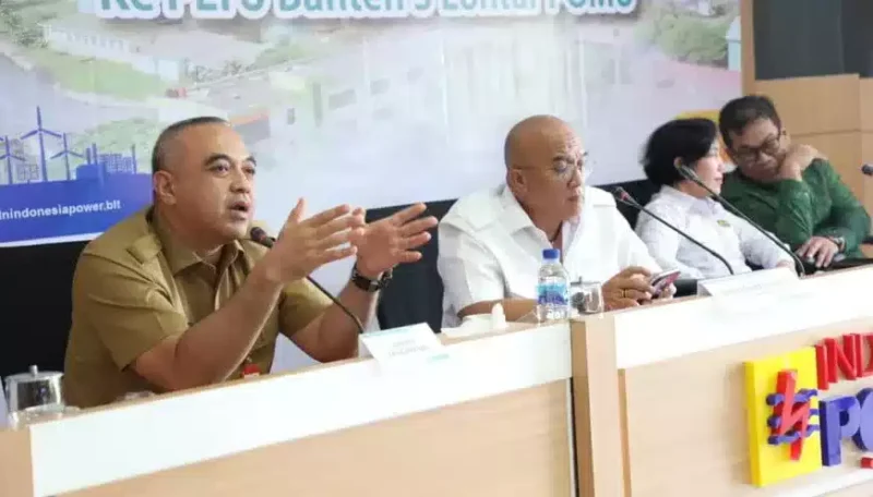 Foto : Bupati Tangerang A.Zaki Iskandar Dampingi Kunjungan DPR RI di PLTU Lontar pada Senin (8/5).