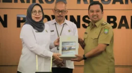 Foto : Walikota Arief kembali menerima opini WTP yang diserahkan langsung oleh Kepala Perwakilan BPK RI Provinsi Banten, Emmy Mutiarini di kantor BPK RI Provinsi Banten, Serang, Senin (8/5).