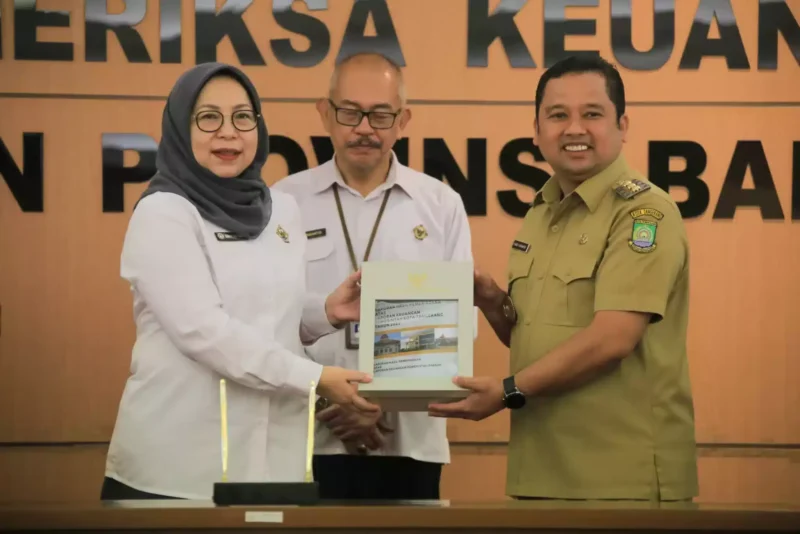 Foto : Walikota Arief kembali menerima opini WTP yang diserahkan langsung oleh Kepala Perwakilan BPK RI Provinsi Banten, Emmy Mutiarini di kantor BPK RI Provinsi Banten, Serang, Senin (8/5).