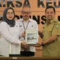 Foto : Walikota Arief kembali menerima opini WTP yang diserahkan langsung oleh Kepala Perwakilan BPK RI Provinsi Banten, Emmy Mutiarini di kantor BPK RI Provinsi Banten, Serang, Senin (8/5).