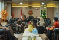 Keterangan foto : Kajati Sulsel, Leonard Eben Ezer Simanjuntak berkolaborasi dengan menerima kunjungan kerja Deputi Direksi Wilayah IX dr. Yessi Kumalasari didampingi Kepala Cabang Makassar BPJS Kesehatan dr. Greisthy Borotoding, Asisten Deputi Bidang PIK BPJS Kesehatan Fiyanti dan Asisten Deputi Bidang KML Muhammad Yusrizal, Kamis (11/5/2023)
