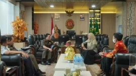 Keterangan foto : Kajati Sulsel, Leonard Eben Ezer Simanjuntak berkolaborasi dengan menerima kunjungan kerja Deputi Direksi Wilayah IX dr. Yessi Kumalasari didampingi Kepala Cabang Makassar BPJS Kesehatan dr. Greisthy Borotoding, Asisten Deputi Bidang PIK BPJS Kesehatan Fiyanti dan Asisten Deputi Bidang KML Muhammad Yusrizal, Kamis (11/5/2023)