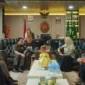 Keterangan foto : Kajati Sulsel, Leonard Eben Ezer Simanjuntak berkolaborasi dengan menerima kunjungan kerja Deputi Direksi Wilayah IX dr. Yessi Kumalasari didampingi Kepala Cabang Makassar BPJS Kesehatan dr. Greisthy Borotoding, Asisten Deputi Bidang PIK BPJS Kesehatan Fiyanti dan Asisten Deputi Bidang KML Muhammad Yusrizal, Kamis (11/5/2023)
