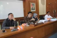 Keterangan foto : Ketua Fraksi Partai Gerindra DPRD Pandeglang Erin Fabian mendukung langkah Perusahaan Umum (Perum) Bulog Lebak Pandeglang dalam menjaga ketersediaan stok minyak goreng, Selasa (30/5/2023)