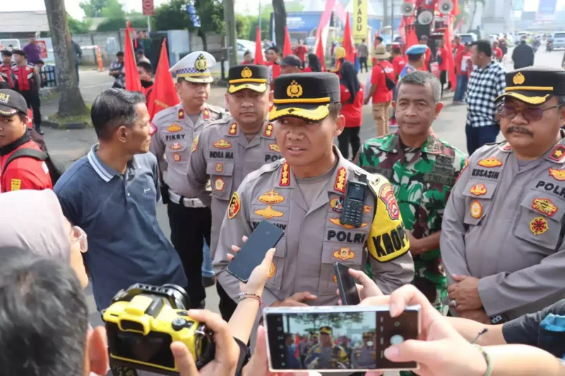 Keterangan foto : Kapolresta Tangerang saat pengamanan perayaan May Day, Senin (1/5/2023)