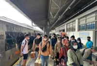 Keterangan foto : Penumpang Kereta Api yang tiba di Jakarta, Senin (1/5/2023)