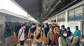 Keterangan foto : Penumpang Kereta Api yang tiba di Jakarta, Senin (1/5/2023)